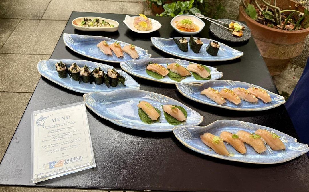 LA CREDENCIAL DEL CAMINO QUE SE SELLA A BOCADOS DE PEZ ESPADA Y TINTORERA: LA INGENIOSA CAMPAÑA PARA DINAMIZAR EL CONSUMO DE PESCADO