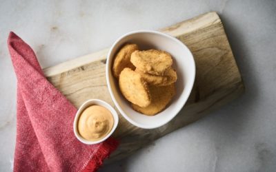 Nuggets de pez espada con mayonesa de sriracha
