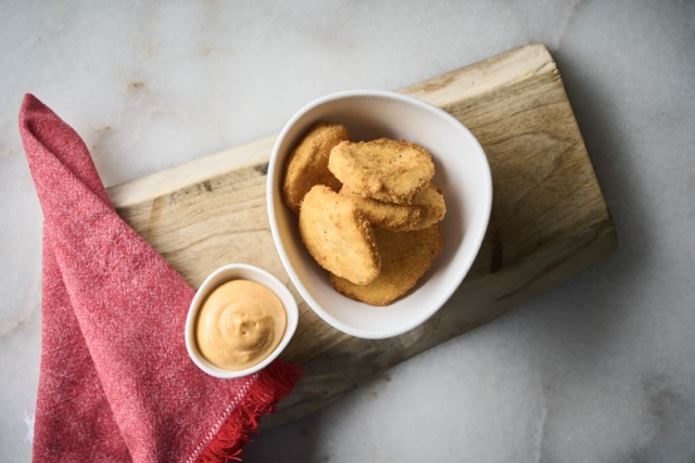 Nuggets de pez espada con mayonesa de sriracha