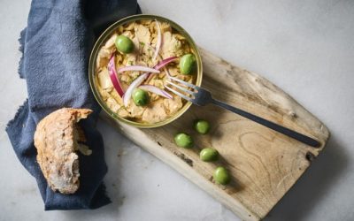 Pez Espada con aceitunas verdes y cebolla roja