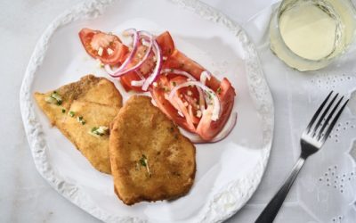 Pez espada empanado con tomates y cebolla roja