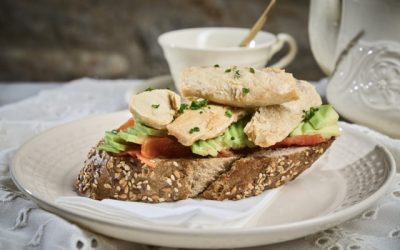 Tostada de lomo de pez espada con aguacate