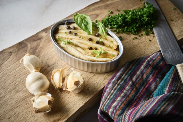 Ventresca de Pez Espada con pimienta, albahaca, ajos y cebollino